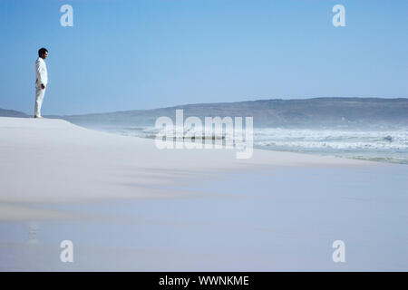 Geschäftsmann starrte auf das Meer Stockfoto