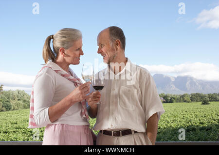 Paar genießen Sie einen Nachmittag in einem Weingut Stockfoto