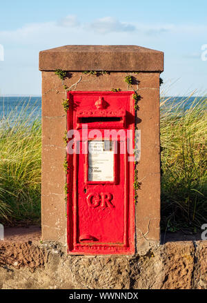 Red Post Box aus der Regierungszeit von König George V, in der Nähe des Strandes an der North Berwick, East Lothian, Schottland, Großbritannien. Stockfoto