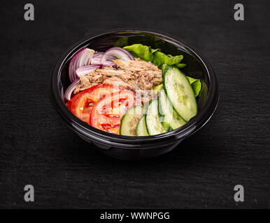 Frischer Salat mit Thunfisch, Salat, Gurken, Zwiebeln und Tomaten Stockfoto