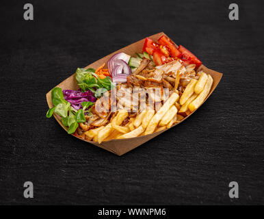 Döner auf einem Papier Platte mit Pommes Frites und Salat Stockfoto