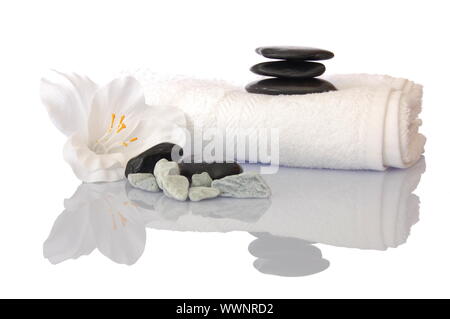 Wellness Zen und Spa immer noch Leben mit blume Handtuch und Kieselsteinen isoliert auf weißem Stockfoto
