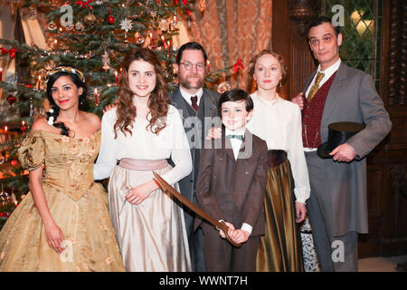 Collien Ulmen-Fernandez, Mala Emde, Jürgen Tonkel, Leonard Seyd, Brigitte Hobmeier, Anatole Taumann Stockfoto