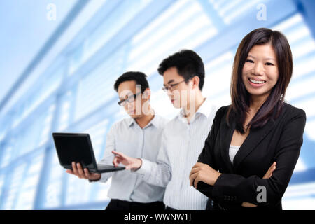 Asian Business Team auf Office-Hintergrund Stockfoto