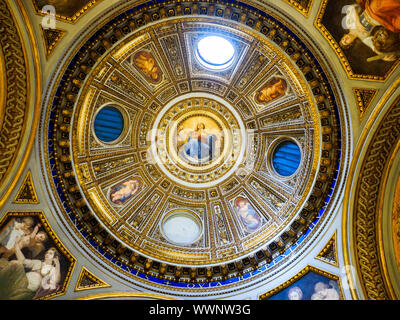 Die Kirche der Madonna dell'Archetto (Englisch: Unsere Liebe Frau von den kleinen Bogen) ist ein kleines Oratorium in Rom, Italien, im Trevi rione. Der offizielle Titel der Kirche Santa Maria causa nostrae laetitiae (Englisch: Heilige Maria, Ursache unserer Freude). Es wird oft als die kleinste Kirche in Rom - Rom, Italien zitiert Stockfoto