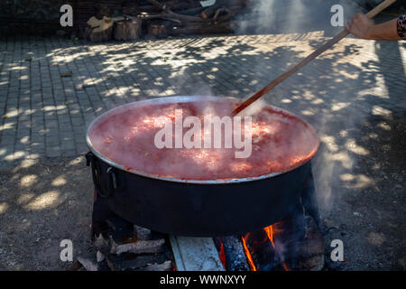 Traditionelle und Tomatenmark in Kessel mit Holz Feuer im Dorf Stockfoto