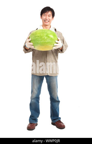 glücklich asiatischen Bauer hält Wassermelone in voller Länge isoliert auf weiss Stockfoto