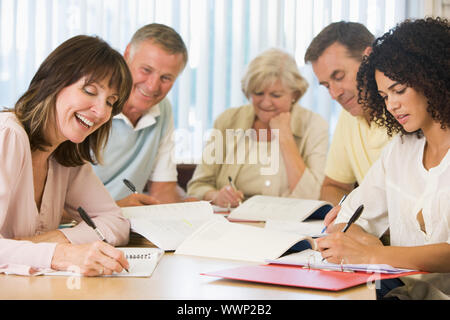 Fünf Erwachsene Studenten studieren am Tisch (Schärfentiefe) Stockfoto