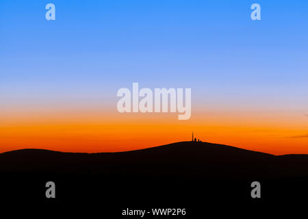 Blick auf den Brocken in der blauen Stunde Stockfoto