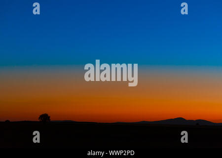 Blick auf den Brocken in der blauen Stunde Stockfoto