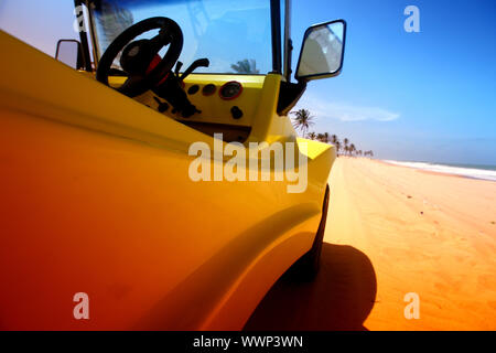 Desert Buggy im Wüstensand unter blauem Himmel Stockfoto