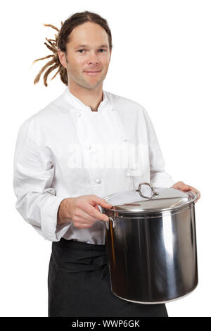 Foto eines jungen Kochs mit Dreadlocks hält einen großen Kochtopf. Stockfoto