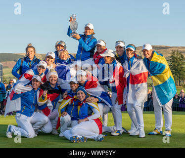 Auchterarder, Schottland, Großbritannien. 15. September 2019. Sonntag abschließenden Tag an 2019 Solheim Cup über hundertjährigen Kurs in Gleneagles. Abgebildet; siegreichen Team Europa mit den Solheim Cup. Iain Masterton/Alamy leben Nachrichten Stockfoto