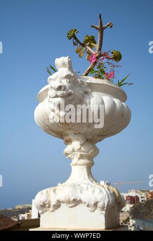 weiße Blumentopf mit Skulptur Gesicht bei Icod Stadt Teneriffa Spanien Stockfoto