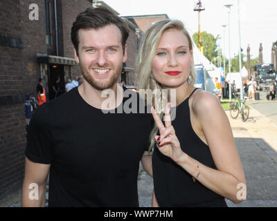 Glasperlenspiel (Daniel Grunenberg u Carolin Niemczyk) bei Stars kostenlos am 30.08.2015 in Magdeburg. Stockfoto