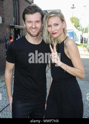 Glasperlenspiel (Daniel Grunenberg u Carolin Niemczyk) bei Stars kostenlos am 30.08.2015 in Magdeburg. Stockfoto