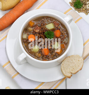 Linsensuppe mit Linsen und Gemüse gesund essen die Suppe in Suppenteller Stockfoto