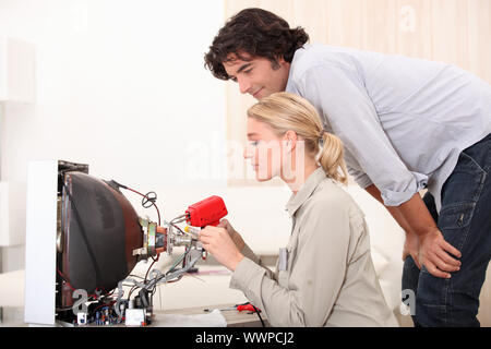 weiblichen Techniker Reparaturen Stockfoto