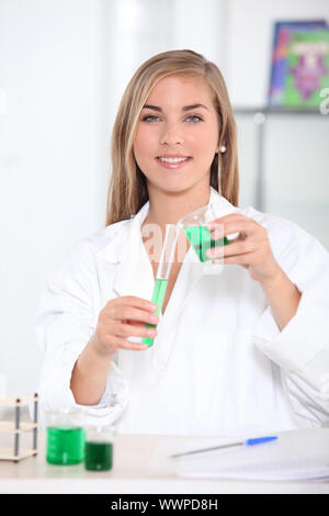 Junge Blondine im Labor Stockfoto