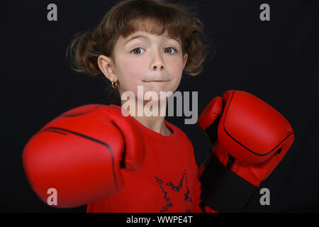 kleines Mädchen Boxen Stockfoto