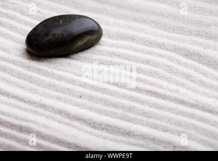 Ein Fels in der formschönen weißen Sand Stockfoto