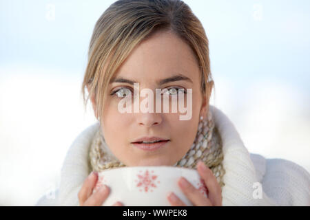 Frau aus große Tasse Kaffee trinken Stockfoto