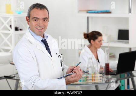 Zwei Wissenschaftler im Labor Stockfoto