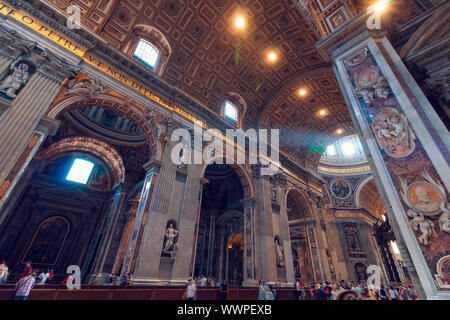 Vatikan - Rom, Italien: Innenraum von St. Peter Basilika, weite Einstellung Stockfoto