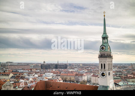 Blick auf die Stadt München mit St.-Petri Kirche im Vordergrund. Stockfoto