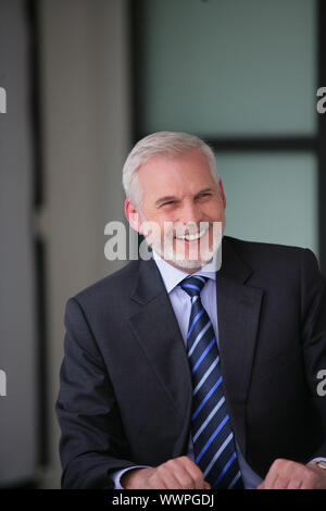 Fröhliche grauhaarige Geschäftsmann Stockfoto
