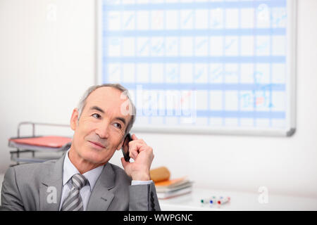 Leitenden Geschäftsmann mit Handy Stockfoto