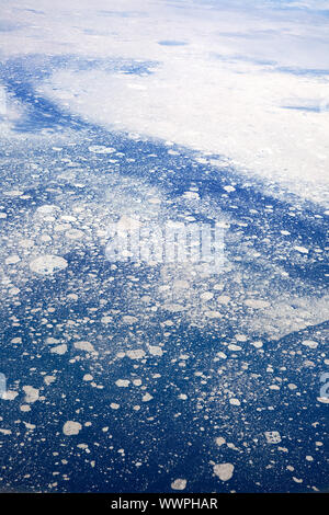 Eine Luftaufnahme eines schmelzenden Gletscher in den Ozean. Stockfoto