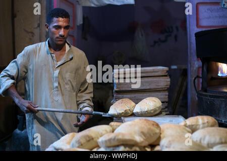 Der aidi' Baker macht und verkauft das Brot über Nacht auf dem Markt der Oase Siwa. Stockfoto