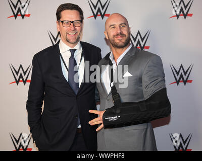 WWE General Manager Europe Stefan Kastenmüller und WWE Superstar CESARO Stockfoto