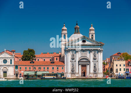 Venedig, Italien, 04. August 2017: Santa Maria del Rosario Kirche mit viele Touristen, Blick vom Canal Grande in Venedig Stockfoto