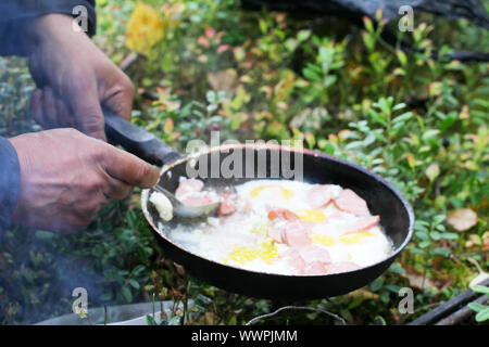 Ungewöhnliche Art zu kochen Eier in Brand Stockfoto