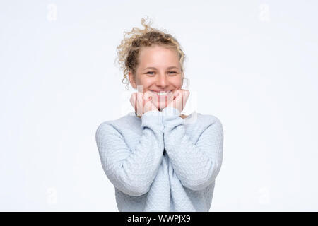 Junge blonde lockige lachende Frau, die positive Stimmung. Studio gedreht. Stockfoto