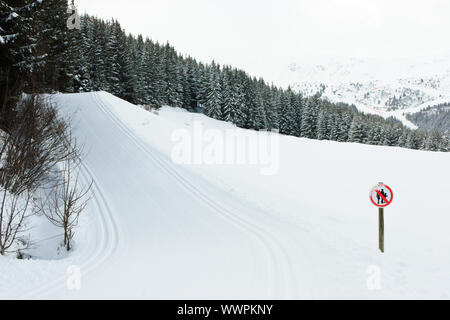 Frisch präparierte leer Langlaufloipe in Französische Alpen Stockfoto