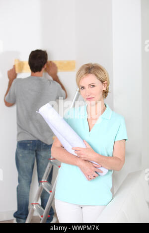 Porträt einer Frau mit Roll-Tapete Stockfoto