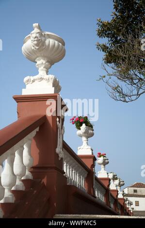 Balustrade mit Blumentöpfen in Icod Stadt Teneriffa Spanien Stockfoto