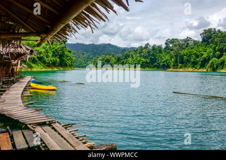 Schwimmende bungalows Dorf in Cheow Lan Lake, Khao Sok, Thailand Stockfoto