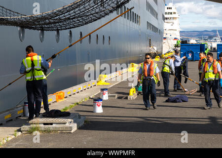 Queen Mary 2. Schiffe Besatzungsmitglieder, die in der Malerei Schiffe Rumpf. Stockfoto