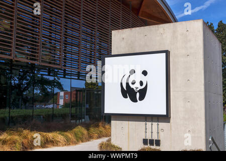 Blick auf den Panda Logo außerhalb der Hauptsitz der World Wide Fund For Nature (WWF) in Woking, Surrey, England Südosten Stockfoto