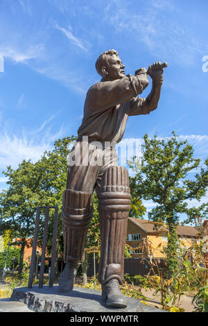 Bronzestatue von Eric Bedser auf bedser Brücke, eine Fußgängerbrücke über der Basingstoke Canal verbindet die WWF-UK Hauptquartier in die Innenstadt Stockfoto