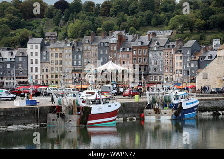 Honfleur / Frankreich - September 9, 2019: Blick auf den Hafen von Honfleur, mit der Rue du Dauphin im Hintergrund Stockfoto