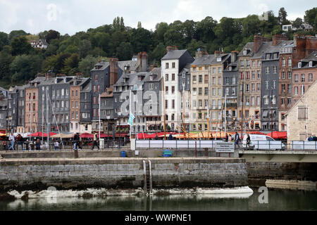 Honfleur / Frankreich - September 9, 2019: Blick auf den Hafen von Honfleur, mit der Rue du Dauphin im Hintergrund Stockfoto