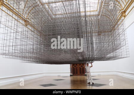 International: Der britische Bildhauer Antony Gormley RA. Diese Ausstellung ist seine bedeutendsten Solo Show in Großbritannien seit über einem Jahrzehnt, sowohl bestehende als auch speziell Nachrichten arbeitet, von Zeichnungen und scuptures zu erfahrbaren Umgebungen, die auf den Willen des RA wichtigsten Galerien über alle 13 Zimmer nehmen briging zusammen. Antony Gormley ist am besten für seine 200 t-Engel des Nordens in der Nähe von Gastehed und sein Projekt mit 24.000 Mitgliedern der Öffentlichkeit für Trafalgar Square der Fourth Plinth bekannt. Antony Gormley wird an RA vom 21. September bis 3. Dezember 2019 ausgeführt Stockfoto