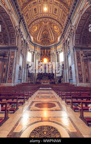 Vatikan - Rom, Italien: Innenraum von St. Peter Basilika, weite Einstellung Stockfoto