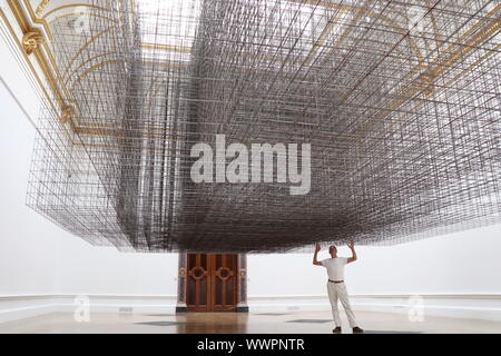 International: Der britische Bildhauer Antony Gormley RA. Diese Ausstellung ist seine bedeutendsten Solo Show in Großbritannien seit über einem Jahrzehnt, sowohl bestehende als auch speziell Nachrichten arbeitet, von Zeichnungen und scuptures zu erfahrbaren Umgebungen, die auf den Willen des RA wichtigsten Galerien über alle 13 Zimmer nehmen briging zusammen. Antony Gormley ist am besten für seine 200 t-Engel des Nordens in der Nähe von Gastehed und sein Projekt mit 24.000 Mitgliedern der Öffentlichkeit für Trafalgar Square der Fourth Plinth bekannt. Antony Gormley wird an RA vom 21. September bis 3. Dezember 2019 ausgeführt Stockfoto