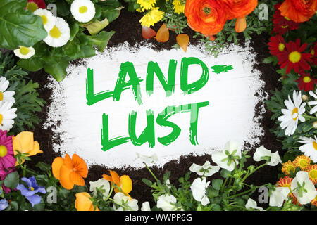 Landlust Land leben Land Garten mit Blumen Stockfoto